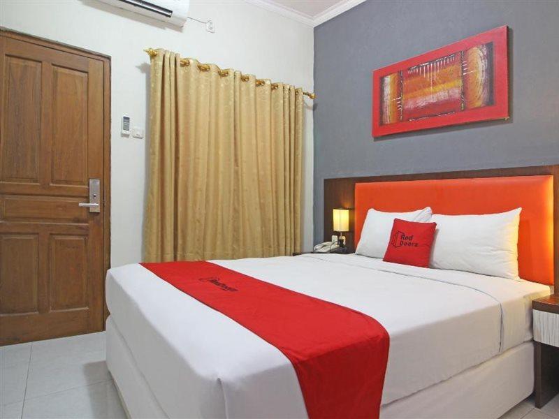 Reddoorz Plus Near Keraton Solo Exterior photo